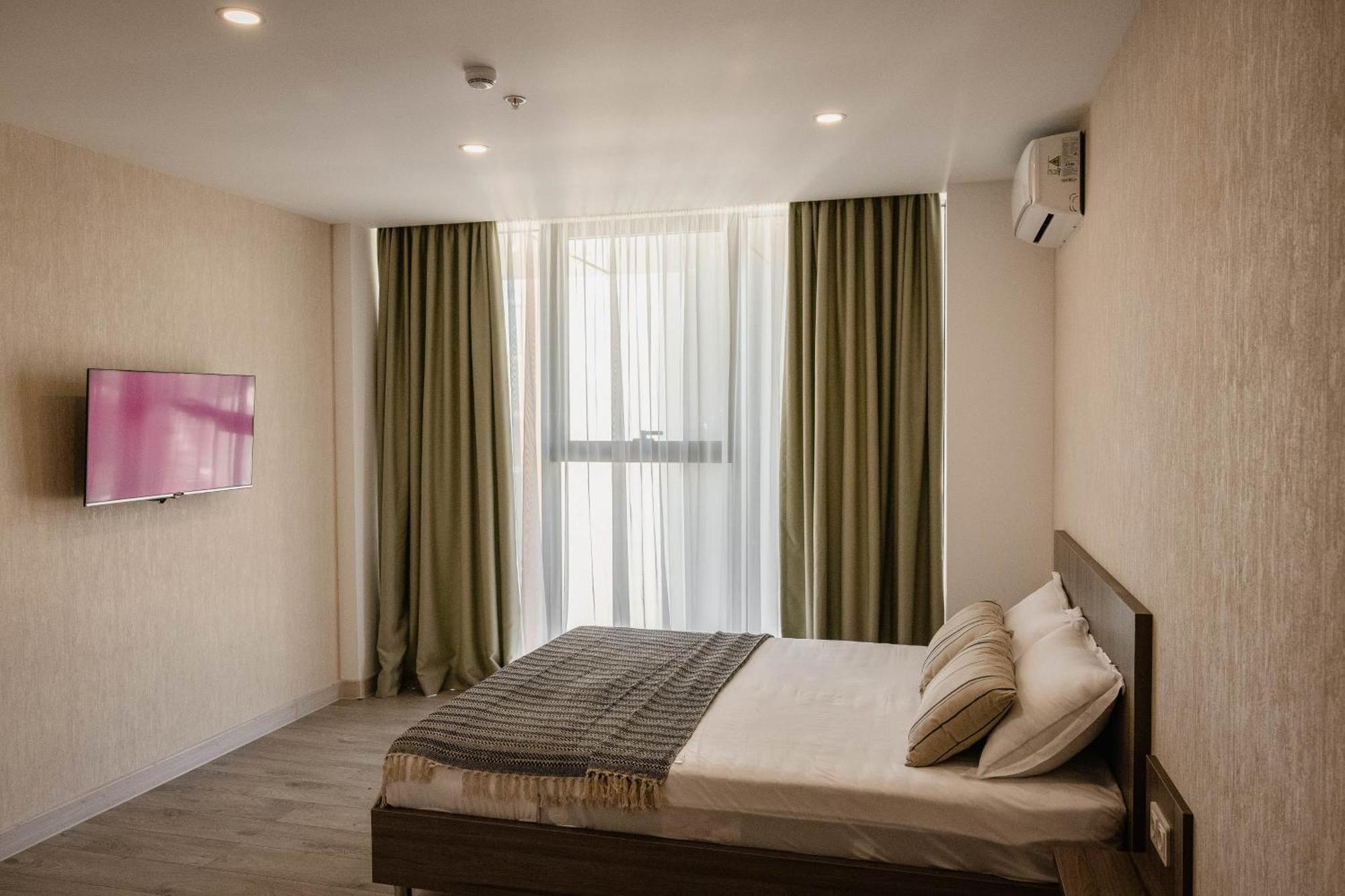 Green Side Apart Hotel バトゥーミ エクステリア 写真